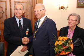 Im Rathaussitzungssaal erhält Hermann Schwarz das Ehrenzeichen für 40-jährige Dienstzeit. Mit auf dem Bild seine Ehefrau Marianne.