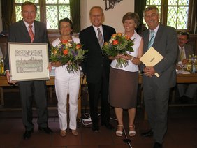 Das Bild zeigt Dritter Bürgermeister Josef M. Lang mit Ehefrau Mechtild Lang, Oberbürgermeister Dr. Ivo Holzinger, Charlotte Ferk und Zweiter Bürgermeister Hans Ferk bei der Ehrung in der Rathaushalle