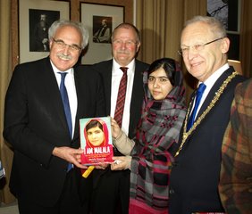 Malala zusammen mit OB Dr. Holzinger, Dekan Kurt Kräß und Herbert Mülller