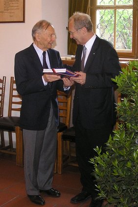 OB Holzinger bei der Buchübergabe an Dr. Mischlewski im Rahmen des Empfangs für das Antonitersymposium