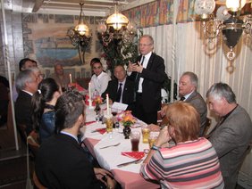 Oberbürgermeister Dr. Ivo Holzinger begrüßt die Mitglieder des Ausländerbeirates