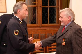 Dr. Hans Baumgärnter erhält die Bezirksfeuerwehrmedaille in Gold