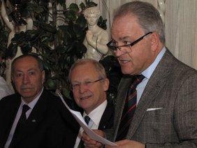 Comm. Antonino Tortorici bei seinem Jahresrückblick mit OB Dr. Ivo Holzinger und Mehmet Yildirim