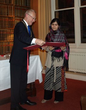 Malala und OB Dr. Holzinger bei der Preisverleihung