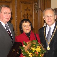 Zum 65. Geburtstag, erhielt Bürgermeister Josef M. Lang, einen exklusiven Wein und Ehefrau Mechthild einen Blumenstrauß von Oberbürgermeister Dr. Ivo Holzinger überreicht (v.l.n.r.).