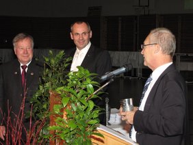 Der Ehrenbecher 2009 ging an Manfred Schilder