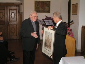 Oberbürgermeister übergibt des Geschenk kolorierte Lithographie „Hotel de Ville de Memmingen“.