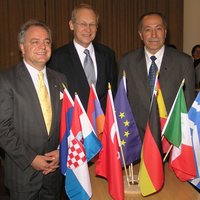 Vor den Fahnen verschiedener Nationen stellten sich die beiden neuen Vorsitzenden mit dem Oberbürgermeister dem Fotografen.