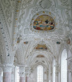 Deckengewölbe mit Fresken im Kreuzherrnsaal