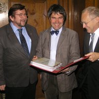 Im Amtszimmer des Oberbürgermeisters informierte Ivo Schöffl OB Dr. Ivo Holzinger und Wilfried Bager vom Planungsamt über den aktuellen Finanzierungsstand.
