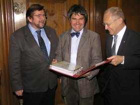 Im Amtszimmer des Oberbürgermeisters informierte Ivo Schöffl OB Dr. Ivo Holzinger und Wilfried Bager vom Planungsamt über den aktuellen Finanzierungsstand.