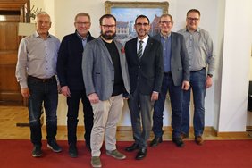 Ein Gruppenbild mit den besagten Personen in der Bildunterschrift.