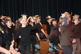 Lachende Affen-Kinder beim Tanz.