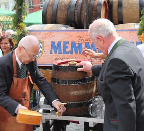 Zwei Schläge brauchte OB Dr. Holzinger zum anzapfen des Fasses. Jochen Kesselschläger von der Brauerei hilft
