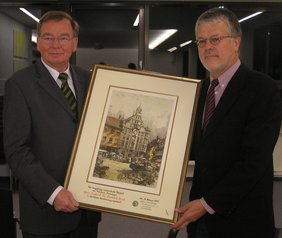 Bürgermeister Lang und Dr. Zinck zeigen den "Kasimir"