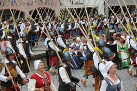 Pikeniere ziehen in die Stadt ein