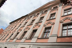 Die Westfassade des Hermansbaus