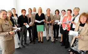 Die bayerische Justizministerin Dr. Beate Merk mit Broschüre in der Hand im Kreis der schwäbischen Gleichstellungsbeauftragten