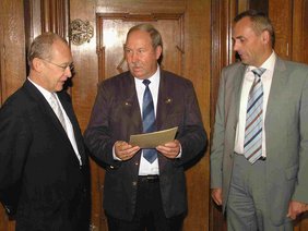 Gerd Böhler, Manfred Schilder und der Oberbürgermeister im Rathaus.