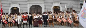 Gruppenbild vor dem Rathaus