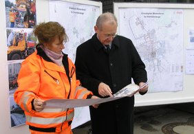 Oberbürgermeister Dr. Holzinger studiert die Winterdienst-Einsatzpläne