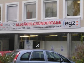 Das ZAMM-Gebäude mit dem Veranstaltungsplakt der Gründertage.