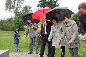 Bei der Durchschneidung des Eröffnungsbandes