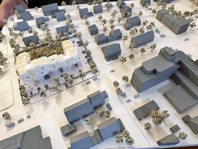 Im Modell ist der Grundriss der Straßen rund um den geplanten Neubau dargestellt. Es wird im Bild deutlich, dass der geplante Neubau in der Höhe (sechs Geschosse sind geplant) mit einem mehrstöckigen bestehenden Gebäude direkt an der Kreuzung Bodenseestraße/Hindenburgring korrespondiert. 