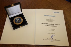 Ehrenplakette der Bundesanstalt Technisches Hilfswerk und die Verleihungsurkunde