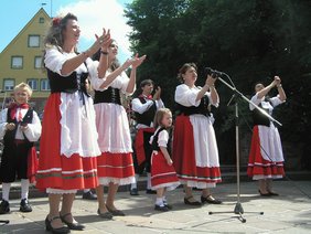 Italiener und Italienerinnen in Tracht auf der Bühne.