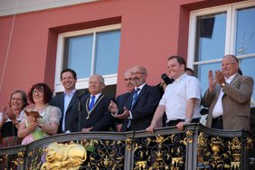 Ehrengäste auf dem Balkon der Großzunft