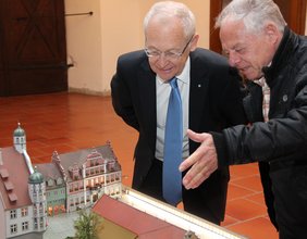 Gustav Wassermann und OB Dr. Ivo Holzinger in der Rathaushalle vor dem Modell