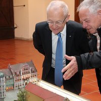 Gustav Wassermann und OB Dr. Ivo Holzinger in der Rathaushalle vor dem Modell