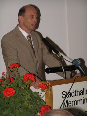 Bundesverkehrsminister Wolfang Tiefensee bei seinem Referat in der Memminger Stadthalle.