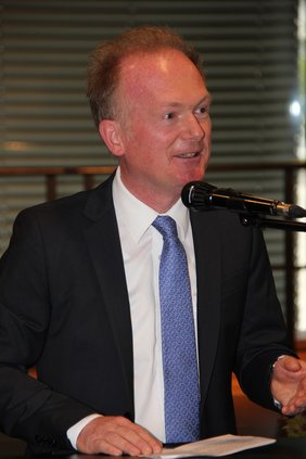 Konrad Huber am Mikro.