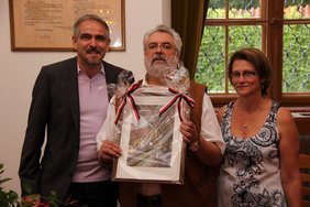 Edmund Güttler erhält von Ruppert und Hirschmeier ein Geschenk