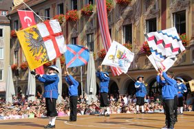 Fahnenschwinger auf der Bühne