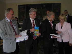 Oberbürgermeister Dr. Ivo Holzinger beim Blättern durch das Adressbuch 2007