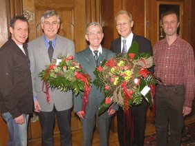 Oberbürgermeister Dr. Holzinger und Bürgermeister Ferk mit Blumensträußen der heimischen Gartenbaubetriebe