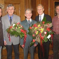 Oberbürgermeister Dr. Holzinger und Bürgermeister Ferk mit Blumensträußen der heimischen Gartenbaubetriebe