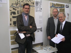 Vor dem prämierten Vorschlag für ein neues Bad stellten sich die beiden Architekten zusammen mit dem Oberbürgermeister dem Fotografen.