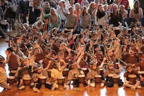 Die Gazellen tragen lange Hörner. Sie sitzen hinter ihren Trommeln und sind konzentriert bei der Sache.