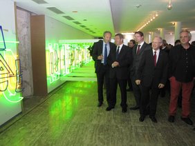 „Hier ist gut sein hier lasset uns Hütten bauen“ lautet der Schriftzug im Theaterfoyer