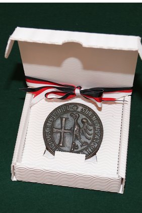 Die handgroße Medaille in einem schönen Karton mit Schleife in Stadtfarben.