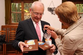 OB Dr. Holzinger erhält einen Faschingsorden