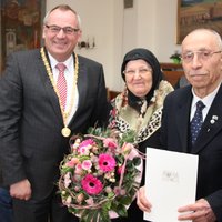 Oberbürgermeister Schilder hat dem Jubilar Mehmet Yildirim die Auszeichnung und seiner Ehefrau Devlet Yildirim einen Blumenstrauß überreicht.