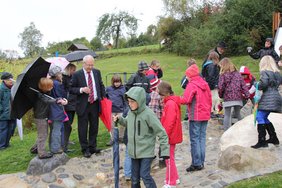 OB Dr. Holzinger erkundet mit den Kindern den neuen Spielplatz
