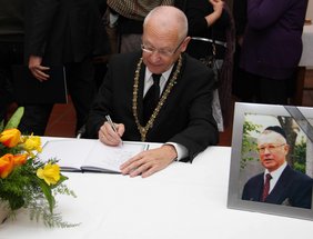 OB Dr. Holzinger trägt sich in das Kondolenzbuch ein