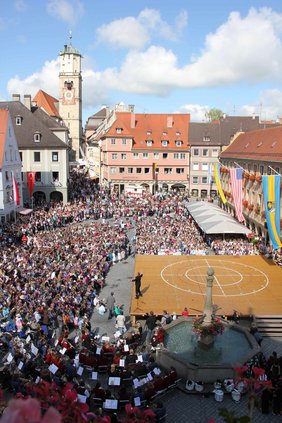Bis auf den letzten Platz war der Memminger Markplatz besetzt, als die Schülerinnen und Schüler ihre Kinderfestlieder sangen.