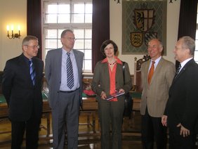 Vorstand der „LEV FOS“ und Schulleiter der „FOS“ Memmingen im Rathaus begrüßt - (v.l.n.r.) Oberstudiendirektor Hans-Peter Gneiser, zweiter Vorsitzender Klaus Allweil, erste Vorsitzende Jutta Kloth, Ehrenvorsitzender Ludwig Findler und Oberbürge